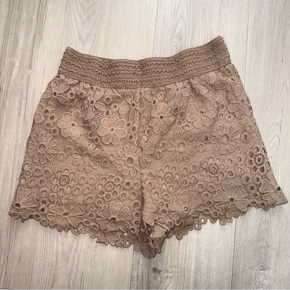 🔴Tan Shorts w/ Floral Lace Pattern